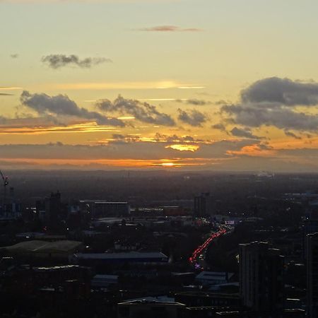 Luxury 2 Bed Penthouse With Stunning Views In Manchester City Centre Bagian luar foto